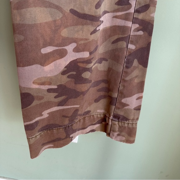 Women’s Old Navy Camouflage Cargo Pants wide leg Distressed 10R - Picture 5 of 16